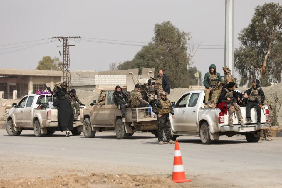 ushtria-siriane-merr-kontrollin-e-bazes-ushtarake-al-shaddadi-ne-hasakah