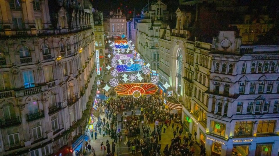 dritat-e-ramazanit-ndricojne-serish-londren,-duke-u-rikthyer-per-te-katertin-vit-radhazi