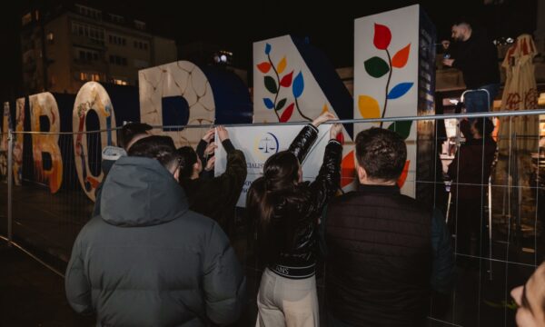 “kosova-e-burgosur”,-newborn-rrethohet-me-kangjella-hekuri-si-burgu-i-gjykates-speciale-ne-hage