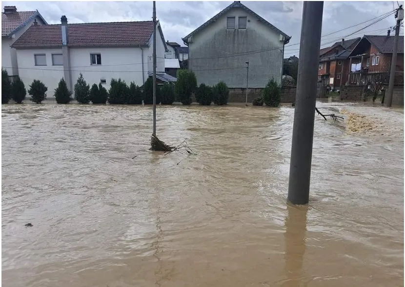 reshjet-e-panderprera-shkaktojne-rritje-te-lumenjve-–-rrezik-per-vershime-lokale-ne-disa-zona