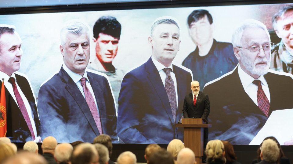 “gezuar!”/-edi-rama-uron-pavaresine-e-kosoves,-ndan-pamje-nga-takimi-i-djeshem-ne-prishtine