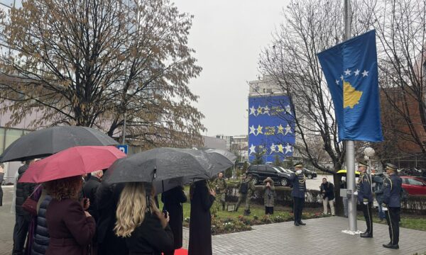 18-vjetori-i-pavaresise-se-kosoves,-ngrihet-solemnisht-flamuri-para-objektit-te-qeverise.-te-pranishem-ne-ceremoni-osmani,-kurti-dhe-haxhiu