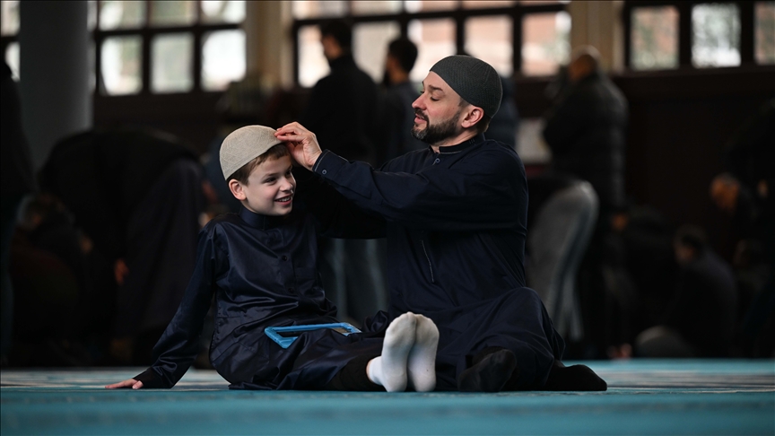 angli,-djaloshi-autik-joshua-dhe-babai-i-tij-vizituan-mbi-60-xhami-dhe-shperndane-embelsira-si-hap-kunder-urrejtjes