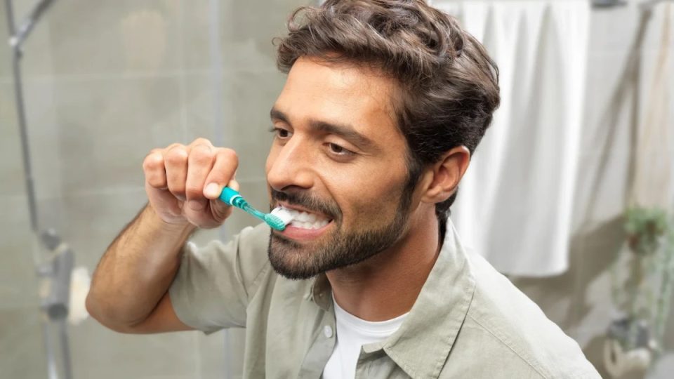 larja-e-dhembeve-tri-here-ne-dite-parandalon-demencen,-thone-ekspertet