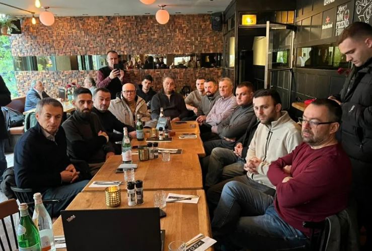 fotolajm/-protesta-per-uck-ne,-familjaret-e-thacit,-veselit,-krasniqit-e-selimit-ndjekin-marshin-live-nga-haga