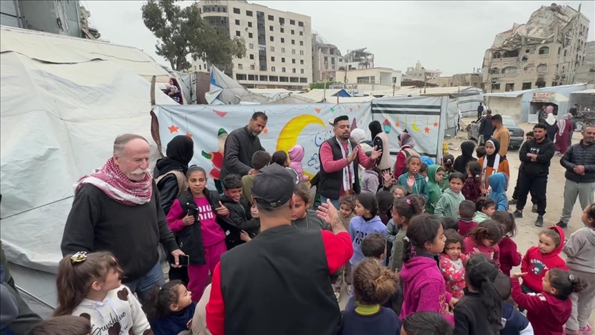 femijet-e-gazes-ringjallin-frymen-e-ramazanit-me-dekorime-te-punuara-me-dore-ne-kampet-me-tenda