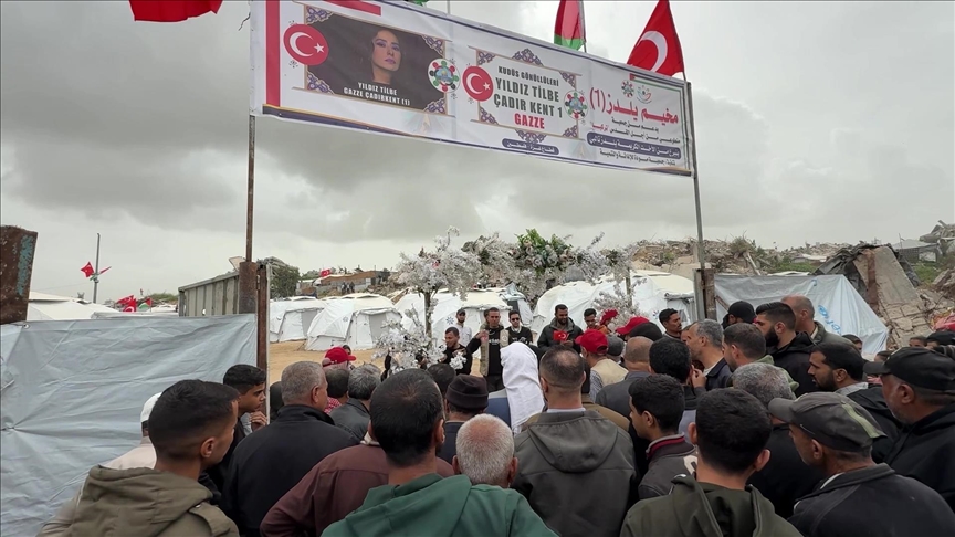 kamp-me-tenda-ne-gaza-hapet-me-donacion-nga-nje-kengetare-turke