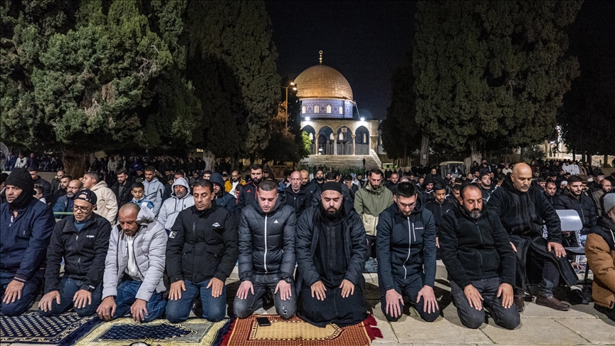 besimtaret-muslimane-falin-namazin-e-teravise-se-pare-ne-xhamine-al-aksa