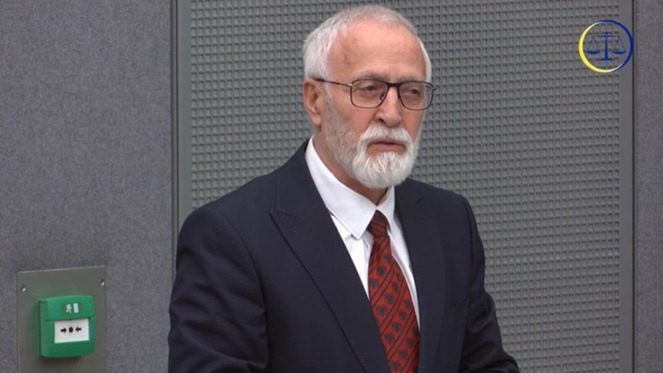 me-kollare-me-shqiponje,-krasniqi-para-trupit-gjykues:-nuk-jam-kriminel,-por-njeri-qe-luftoi-per-liri