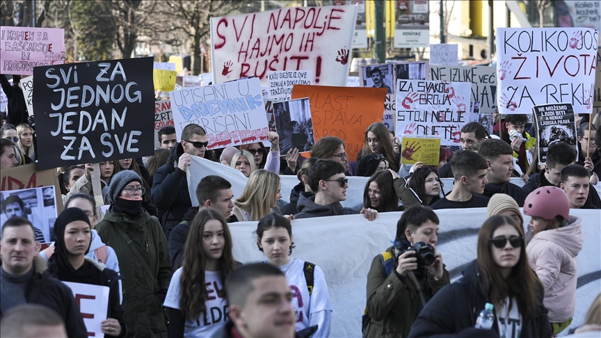 perfundojne-protestat-ne-sarajeve,-te-rinjte-paraqesin-kerkesa-te-reja-dhe-paralajmerojne-tubim-te-madh-te-shtunen
