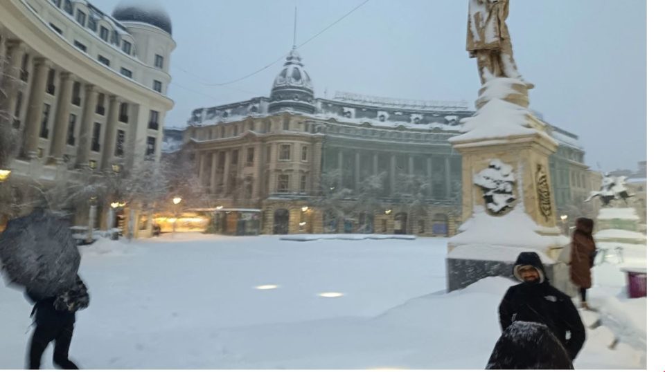 video/-moti-i-keq-godet-rumanine,-166-mije-familje-pa-energji,-stuhi-te-forta-dhe-1-meter-bore!-rruget-jane-mbyllur,-avionet-fikin-motoret