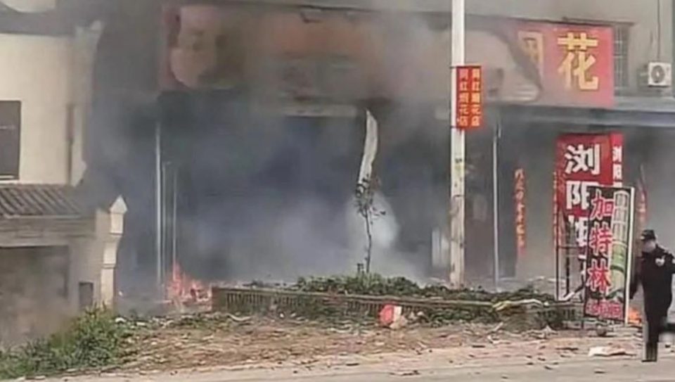 video/-tragjedi-ne-kine,-te-pakten-12-te-vdekur-nga-shperthimi-brenda-nje-dyqani-fishekzjarresh!-pamje-tronditese-nga-vendngjarja