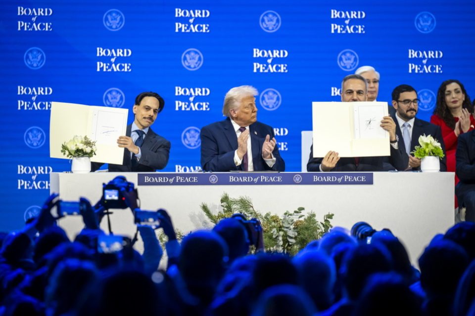 bordi-i-paqes-i-trump-mblidhet-per-here-te-pare-ne-washington!-pjesemarresit,-mungesat-dhe-percarja-ne-evrope