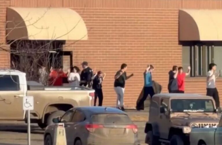 masakra-ne-shkolle-ne-kanada,-18-vjecari-paralajmeroi-kri’min-ne-chatgpt