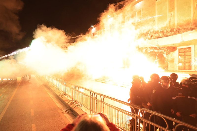 “revolucionari”-qe-po-merr-zvarre-veten-e-tij…