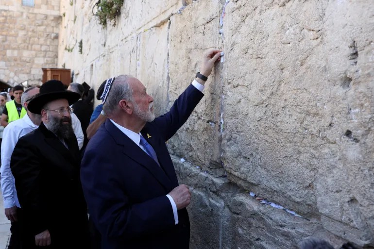 deklarimet-e-frikshme:-reagime-te-ashpra-ndaj-nje-ithtari-izraelit-me-kostum-diplomatik