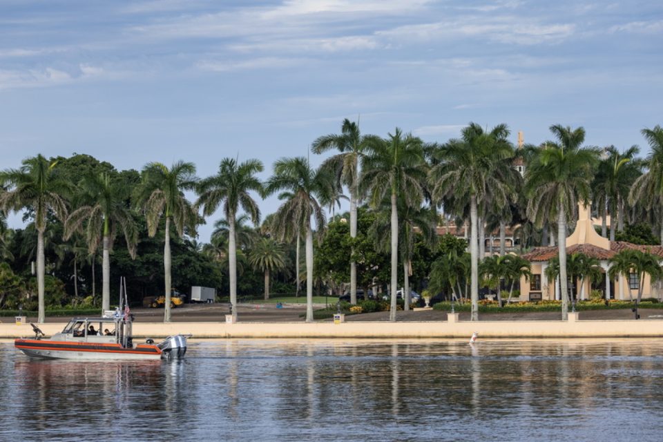 tentoi-te-hyje-pa-leje-ne-resortin-e-trump-ne-mar-a-lago,-sherbimi-sekret-vret-20-vjecarin