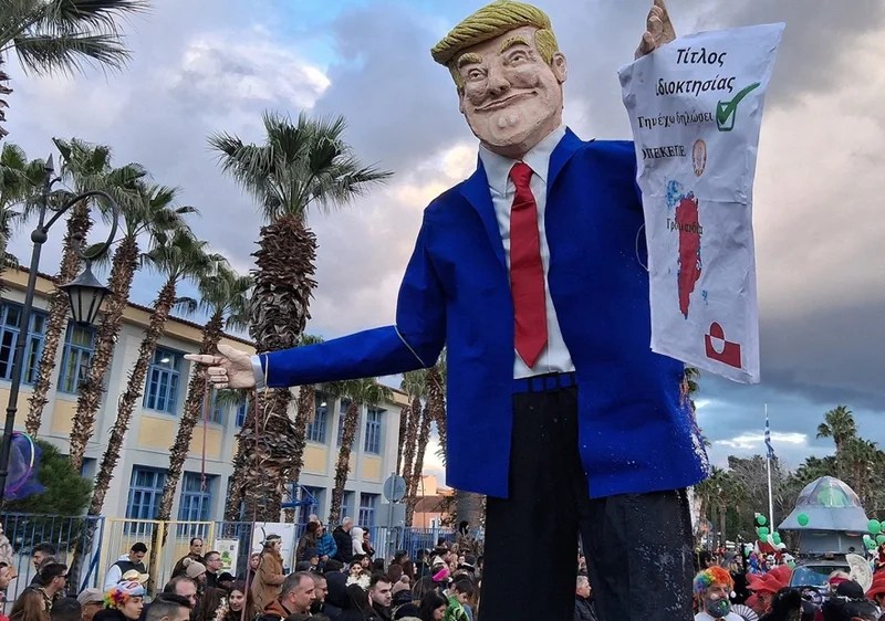 digjet-kukulla-me-portretin-e-trump-gjate-karnavaleve-ne-greqi,-veprimi-shkakton-reagime-te-shumta