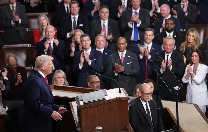 fjalimi-i-trump-para-kombit/-dw:-presidenti-amerikan-beri-nje-bilanc-te-persosur-te-mandatit-te-tij,-foli-me-gjate-se-cdo-paraardhes!-demokratet-bojkotuan