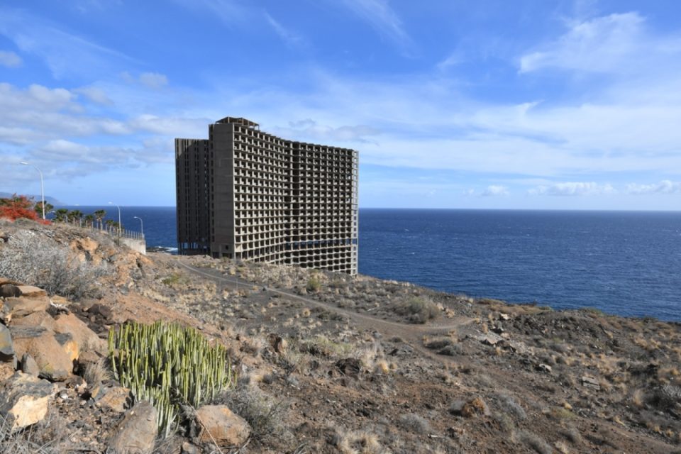 spanja-vendos-te-shembe-“hotelin-fantazme”-ne-tenerife-pas-mbi-50-vitesh-braktisjeje-dhe-pese-viktimash