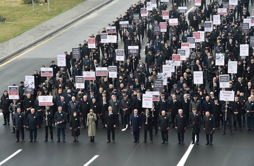 ne-kujtim-te-khojaly:-azerbajxhani-nderon-viktimat-ndersa-shikon-drejt-nje-marreveshjeje-paqeje
