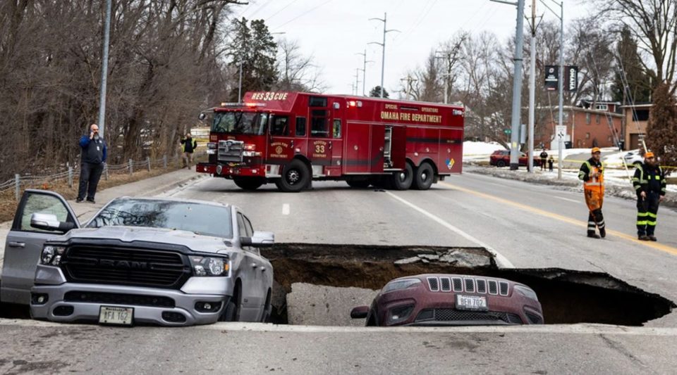 video/-gropa-hapet-ne-mes-te-rruges-ne-shba-dhe-‘perpin’-dy-makina!-shikoni-pamjet,-shoferet…