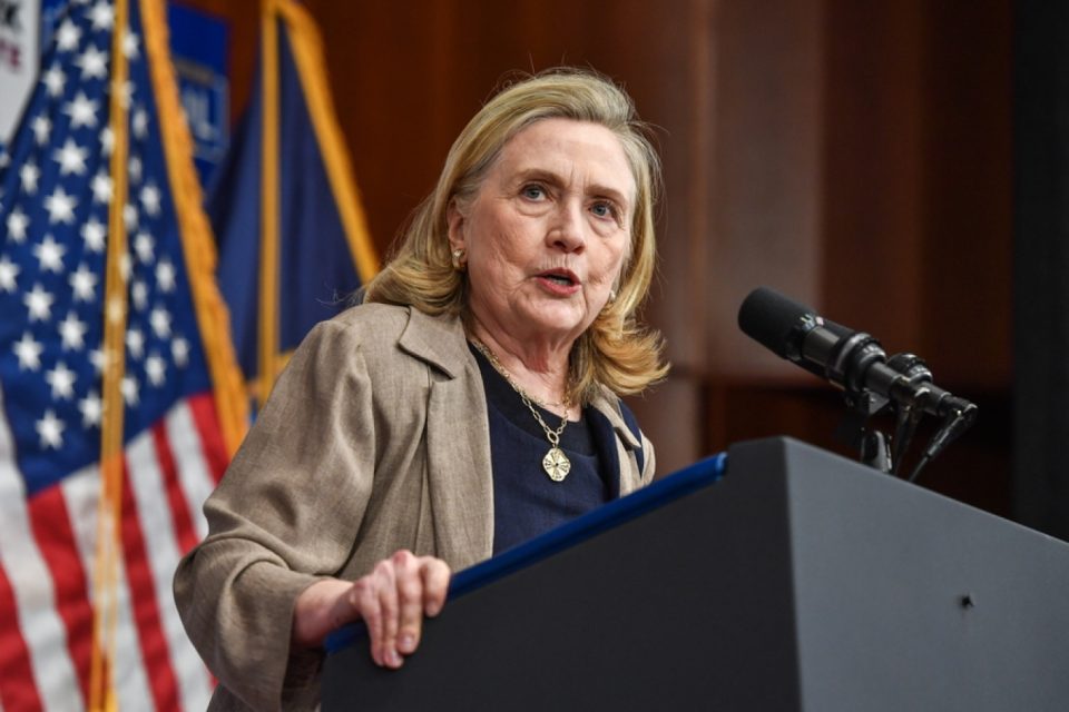 skandali-epstein,-deshmon-hillary-clinton:-nuk-kam-asnje-informacion-per-aktivitetet-e-tij-kriminale!-komisioni-duhet-te-pyese-trumpin,-jo-mua