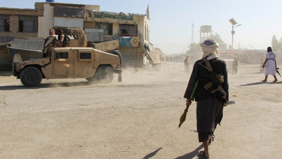 pershkallezim-ne-kufirin-afganistan-pakistan,-talibanet-pretendojne-marrjen-e-15-pikave-ushtarake