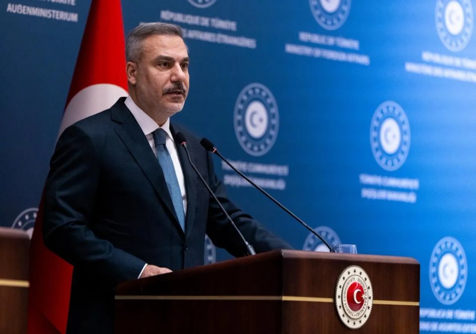 ministri-turk-i-jashtem-diskuton-konfliktin-e-armatosur-pakistan-afganistan-me-homologet-rajonale