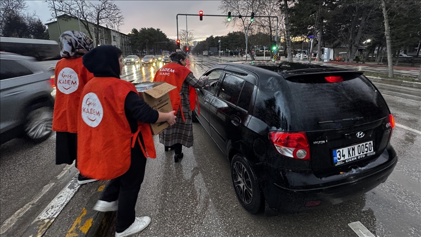 te-rinjte-ofrojne-embelsira-te-pergatitura-nga-nenat-atyre-per-njerezit-qe-celin-iftar-ne-rruge