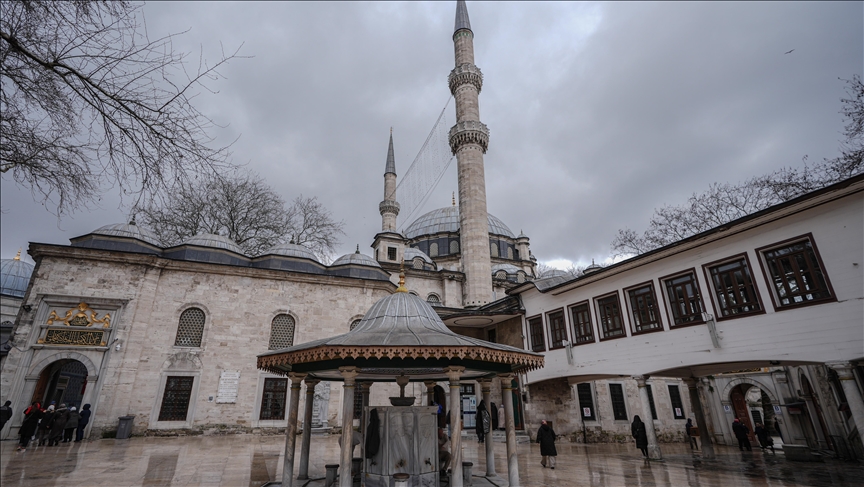 xhamia-ejup-sulltan,-me-atmosferen-e-fuqishme-shpirterore-ka-qene-nder-simbolet-e-stambollit-me-shekuj
