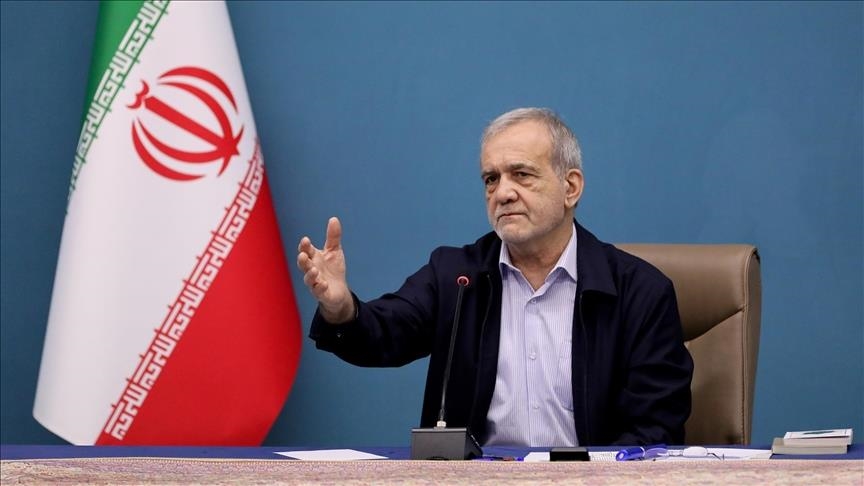 presidenti-iranian:-forcat-e-armatosura-te-iranit-do-te-vazhdojne-te-godasin-“bazat-e-armikut”