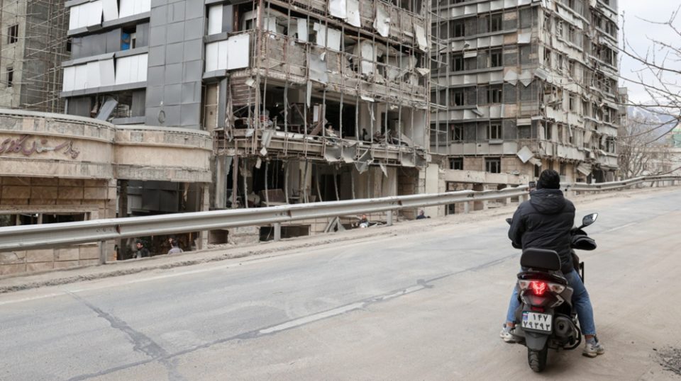 presidenti-iranian-denon-sulmet-ndaj-spitaleve-dhe-shkollave:-“godasin-vete-jeten”