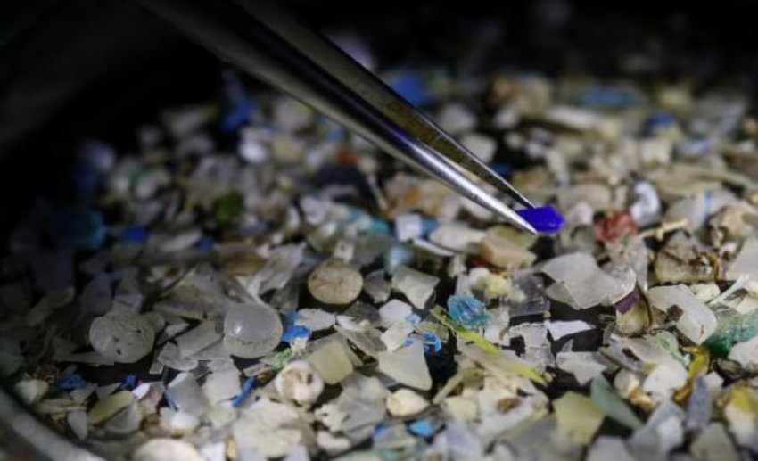 per-te-frenuar-mikroplastiken,-konsumatoret-dhe-kompanite-kerkojne-zgjidhje-me-te-qendrueshme