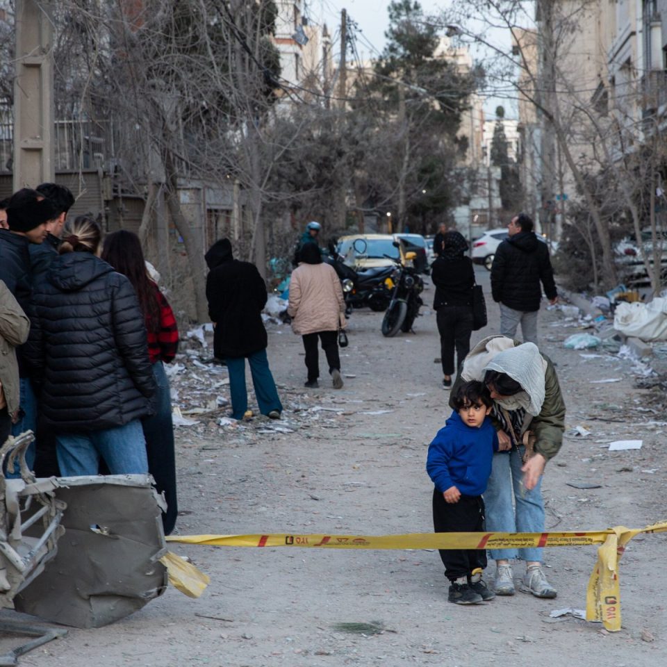 okb:-100-mije-njerez-u-larguan-nga-teherani-ne-dy-ditet-e-para-gjate-sulmeve-nga-shba-dhe-izraeli