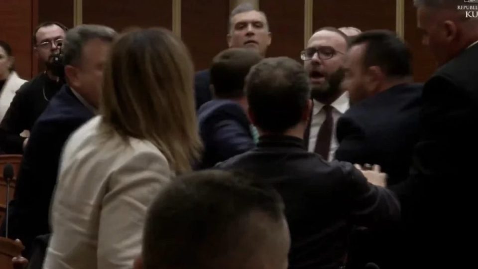 rinis-me-tensione-seanca-ne-shqiperi,-balliu-perplaset-fizikisht-me-taulant-ballen