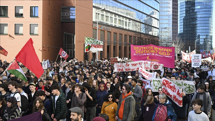 nxenesit-gjermane-organizojne-protesta-mbarekombetare-kunder-ligjit-te-ri-per-sherbimin-ushtarak