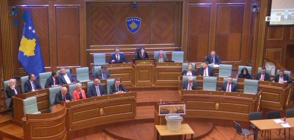 kryetarja-e-kuvendit-te-kosoves,-albulena-haxhiu,-nderpret-seancen-per-president-ne-mungese-te-kuorumit