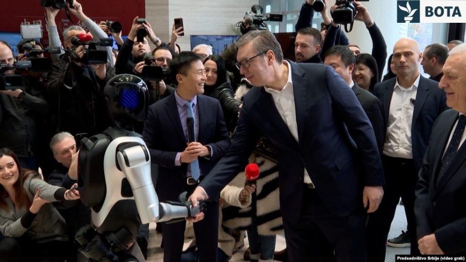 robotet-kineze-ne-ushtrine-e-serbise