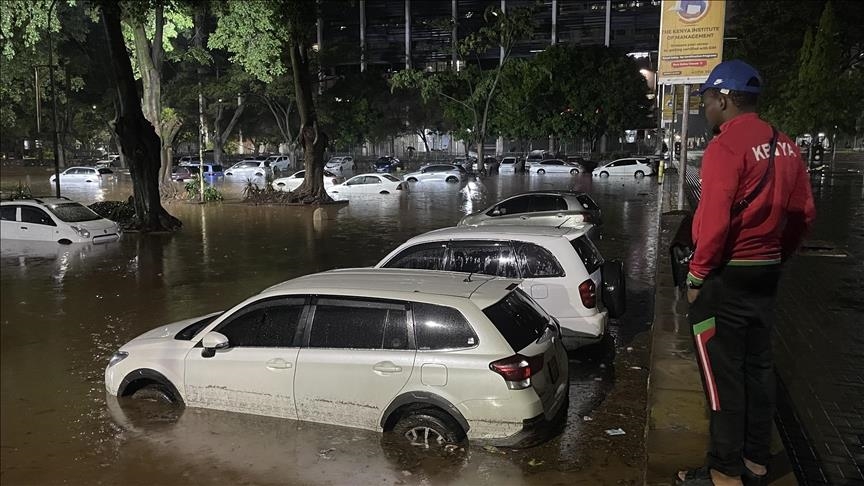 te-pakten-10-te-vdekur-nga-permbytjet-qe-moren-automjete-dhe-permbyten-shtepi-ne-kryeqytetin-e-kenias