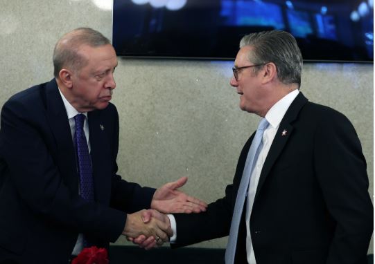 lufta-ne-lindjen-e-mesme,-bisede-telefonike-mes-starmer-dhe-erdogan:-te-krijohet-baze-per-dialog!-britania-i-leshon-bazat-shba-ve-per-t’i-perdorur-kunder-iranit