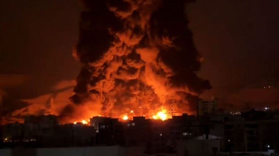 video/-sulmet-e-njepasnjeshme-te-izraelit,-depozitat-e-naftes-ne-flake-ne-teheran