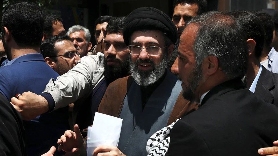 “djali-hije”-merr-pushtetin-ne-iran:-kush-eshte-mojtaba-khamenei?
