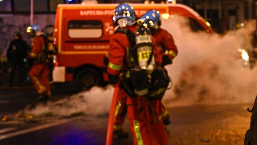 nje-zjarr-i-madh-shperthen-ne-skoci,-shembet-nje-ndertese-historike