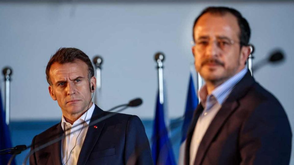 macron-vendos-aeroplanmbajtesen-prane-qipros,-evropa-demonstron-fuqi-ushtarake