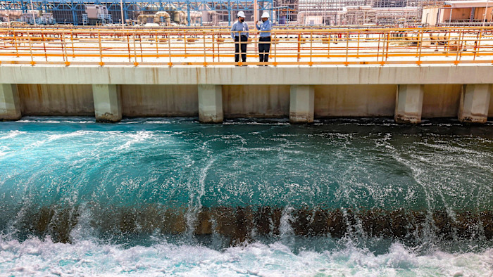 lufta-me-iranin-ngre-friken-per-sulme-ndaj-impianteve-te-desalinizimit-ne-gjirin-persik