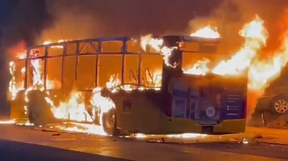 video/-tragjedi-ne-zvicer,-nje-autobus-perfshihet-nga-flaket,-raportohet-per-te-pakten-6-te-vdekur-dhe-disa-te-lenduar