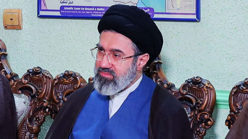 pas-tre-ditesh-nga-zgjedhja-si-lider-i-ri-i-iranit,-moxhtaba-khamenei-nuk-shfaqet-publikisht!-jerusalem-post:-dyshohet-se-ka-mbetur-i-plagosur