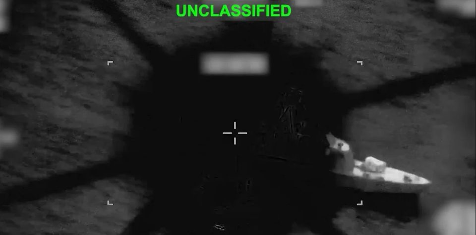 video/-“lufte”-ne-ngushticen-e-hormuzit,-momenti-kur-shba-te-fundosin-16-anije-iraniane-qe-vendosnin-mina!-trump:-do-te-pasojne-edhe-te-tjera