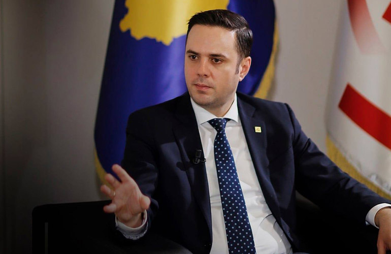 “koha-kerkon-bashkim”,-lumir-abdixhiku-paralajmeron-projekt-te-ri-politik